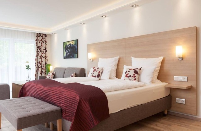 Suite, 34qm, mit Boxspringdoppelbett, Badezimmer, Flachbild-TV und Südbalkon