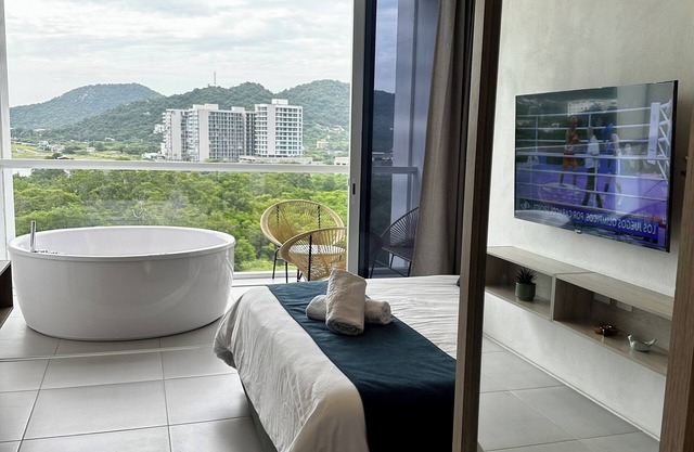 Suite deluxe with private Jacuzzi and ocean view.