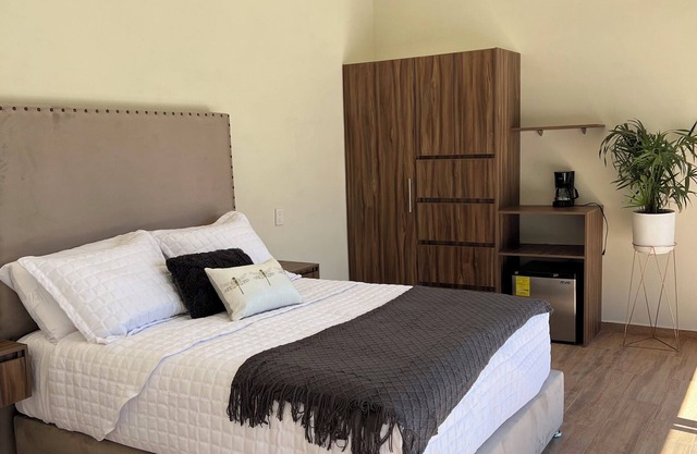 SUITE FOR COUPLES WITH HEATED POOL AND JACUZZI