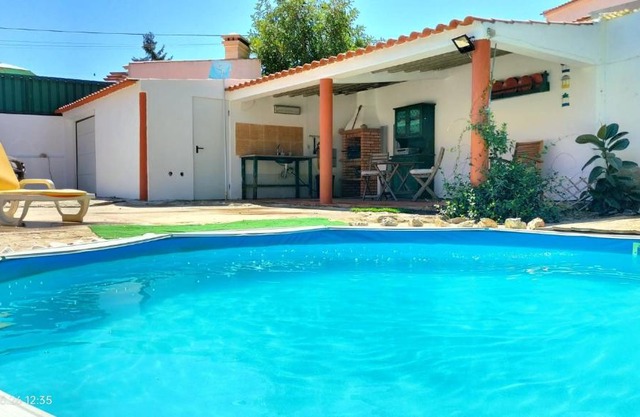 Suite in a rustic house with swimming pool