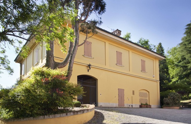 Suite in Historic Villa immersed in a beautiful green park with a swimming pool.