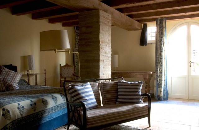 SUITE in PALAZZO, historic center, 7km from the sea.