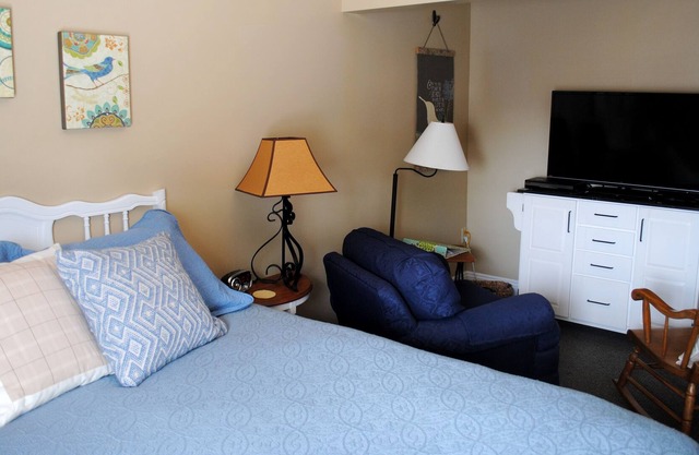 Suite in quaint Historic District; minutes from Lake Erie, Oberlin, Cedar Poin