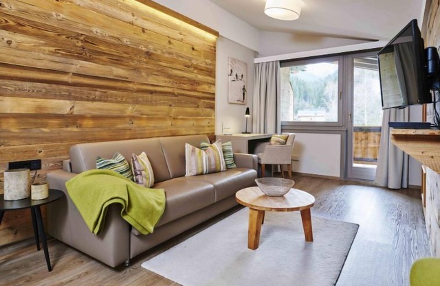 Suite mit 3 SZ & Wellnessbereich by Interhome
