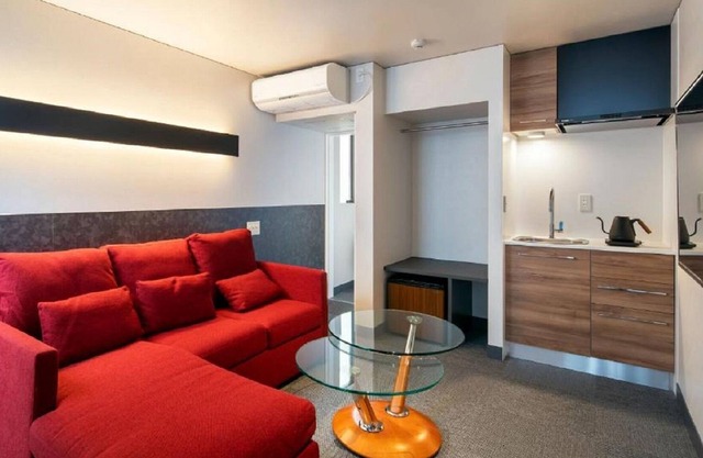 Suite / Osaka Ōsaka