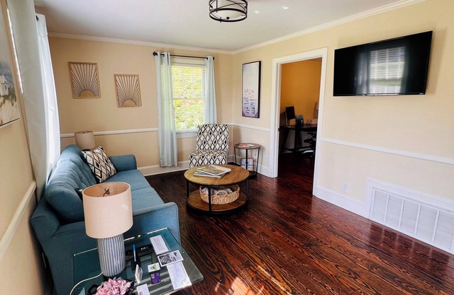 Suite Retreat - 3 Bed Traveler's Cottage w/Office