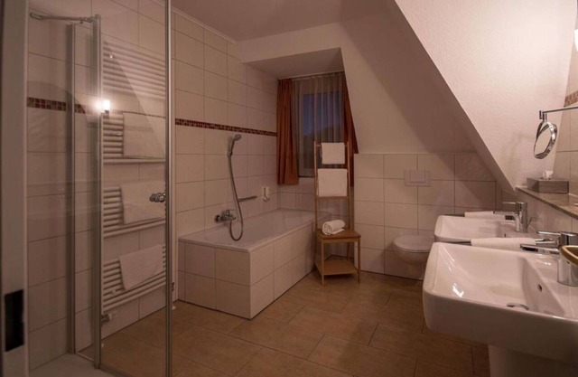Suite, shower or bath, WC - Hotel Stadt Aurich