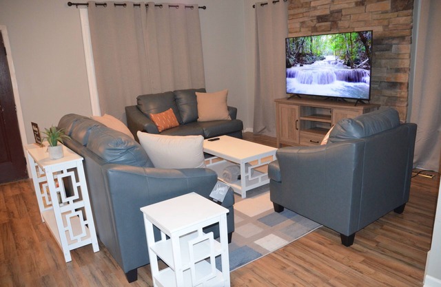Suite Staycation: 2-story, 4BR/2BA, 2047sq ft home near hospitals & Ft. Novosel