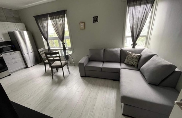 Suite with closed bedroom (Le Convivial)