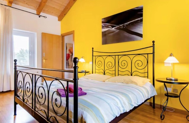 Suite Yellow. Room