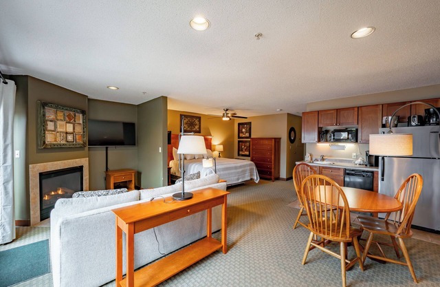 Suites at Silver Tree A125: Studio Suite End Unit with Lake View, Private Balcon