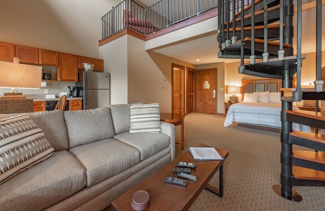 Suites at Silver Tree A305: Studio with Loft Suite, Lake View and Private Balcon