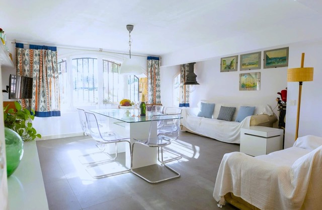Suitur beachfront apartment Roc de Sant Gaietà