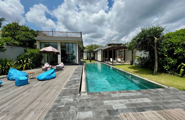 Sukawati Beachfront 3 BDR Villa Private Pool Equipped Kitchen Free Wifi (Nakula)