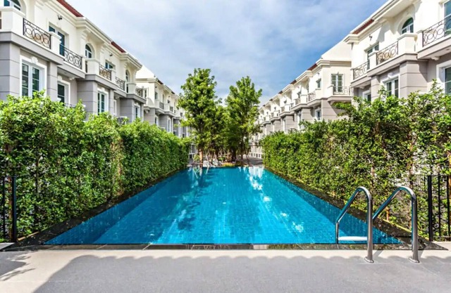 Sukhumvit 16, 3-BEDROOM private townhome with WiFi, close to EmSphere, BTS, MRT!