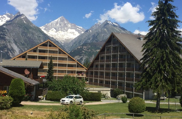 Summer and winter holidays in the Upper Valais near Zermatt and Saas-Fee