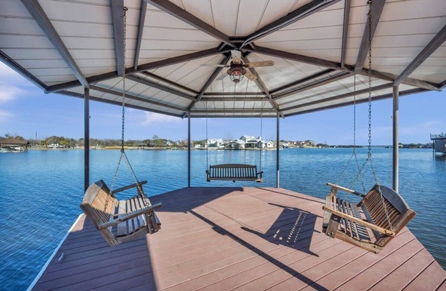 Summer Breeze-Lakefront w/pool, hot tub, & kayaks