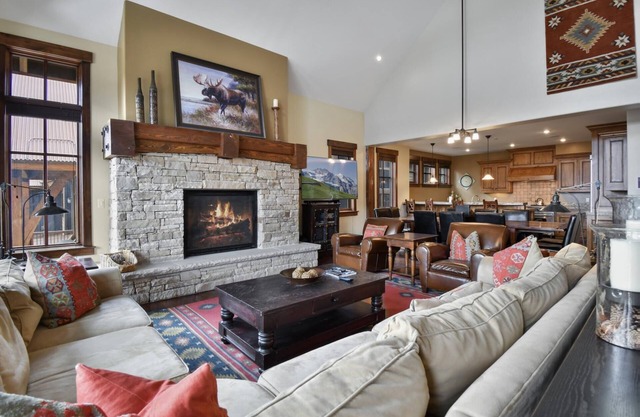 Summer Dates Available! Luxury Ski-in, Ski-out Cottage with private Hot Tub