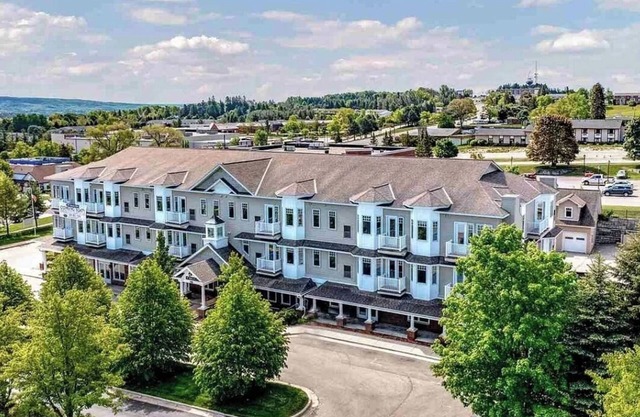 Summer getaway: 2bed/2bath condo w/full kitchen. 30+ day rental.