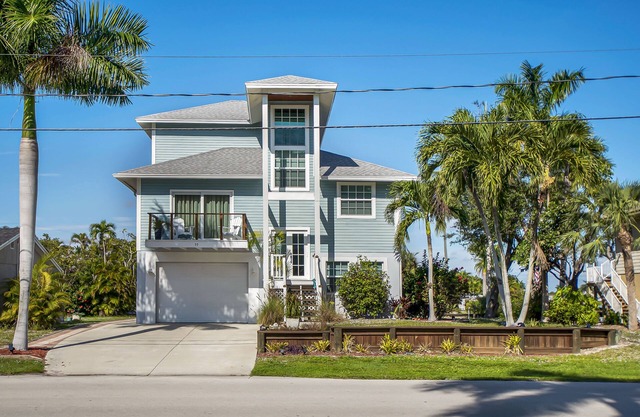 Summer Getaway by the Bay. Nice views of Pompano Bay. Near Marco Island Beaches.
