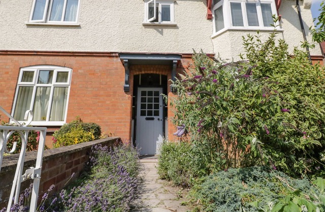 SUMMER HOUSE ON ALBANY ROAD, family friendly in Stratford-Upon-Avon