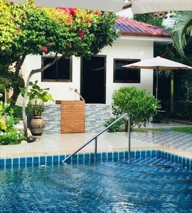Summer House,shared pool, private bathroom and kitchen