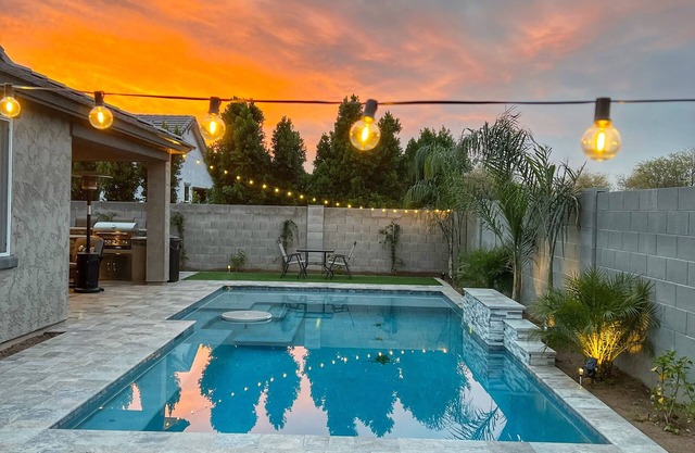 Summer Paradise! 6 LED 4K TV's w/POOL