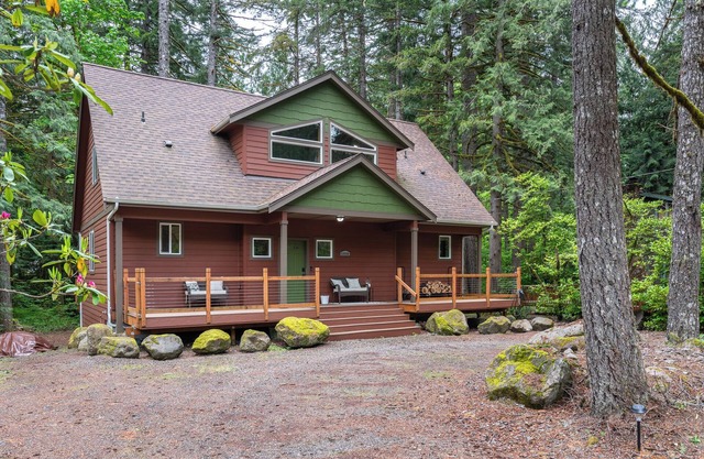 Summer perfect getaway!Hot-tub, Creek,dog friendly, EV charger