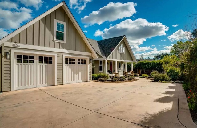 Summer Rental! Escape the hustle and bustle- be close to the beach and redwoods!