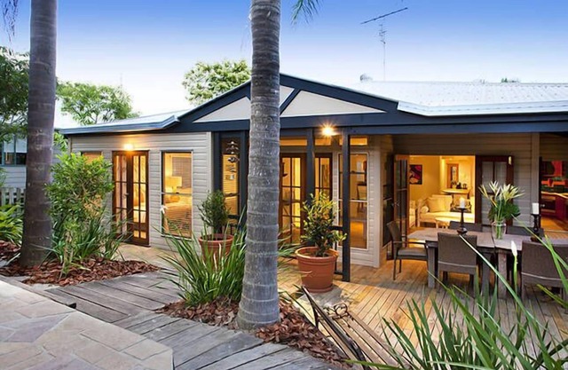 "Summer Salt" @ Sunshine + Pets & HEATED POOL 150m to the beach!