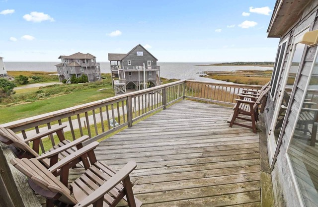 SUMMER SAVINGS - Soundfront Dog Friendly w/Hot Tub, EV Charger, Sound Access