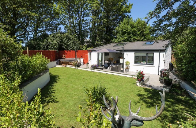 SUMMERHOUSE, pet friendly, country holiday cottage in Penally