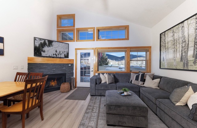 Summit County Basecamp: Escape to the Mountain Lake! Garage-Grill-In Town!