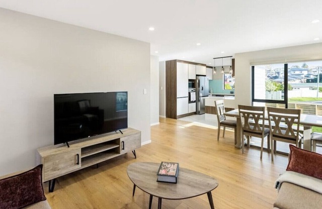 Summit Crest Townhouse with Parking and Air-con
