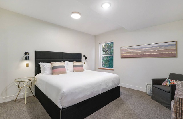 Summit Lofts, King Bed, Downtown Mt. Shasta #202