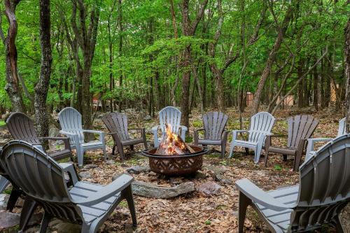 Summit Shores Tranquil Escape Designed for Groups w Fire Pit Game Room