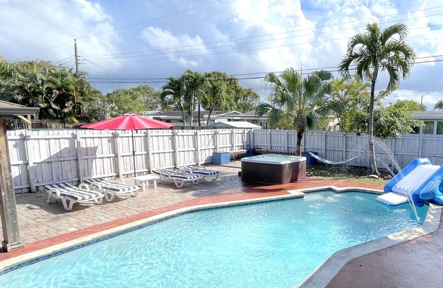 Sun and Fun-3 Bdrms-2 Bth-Pool-Jacuzzi-Games-For 6