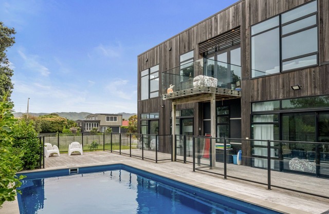 Sun and Serenity - Waikanae Beach Holiday Home