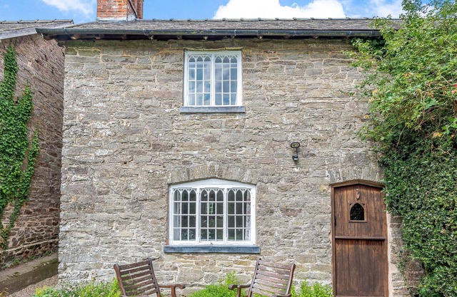 SUN COTTAGE, family friendly, with open fire in Bishop's Castle