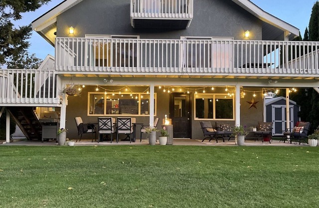 Sun Cove Waterfront 6 Rooms (4 BEDROOMS W/2 additional Sleeping rooms , 4 Bath