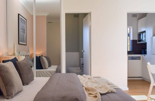 Sun-Drenched 1 Bed Studio Apartment In Newtown