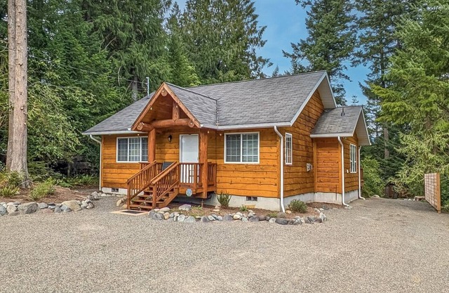 Sun & Snow Bungalow; Dog Friendly, AC, Fireplace, by White Pass and Mt Rainier