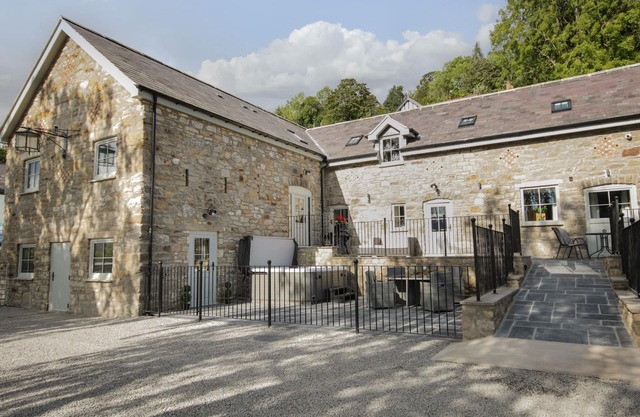 SUN TREVOR BARN 1, pet friendly, with hot tub in Llangollen