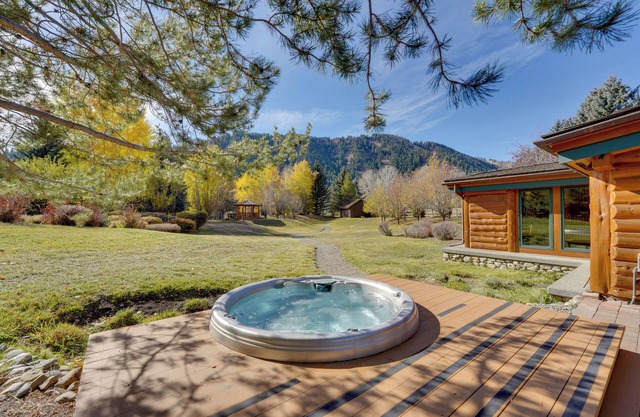 Sun Valley Log Home w/Hot Tub & Mtn Views!