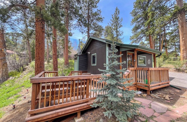 SunBright Cottage: Fireplace, A/C, Jacuzzi, Private Deck, King Bed