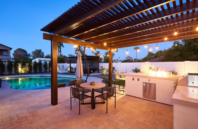 Sunburst Estate - Pool - Hot Tub - Tons of Games!