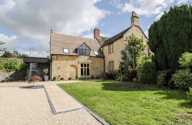 SUNCROFT, pet friendly, character holiday cottage in Prestbury
