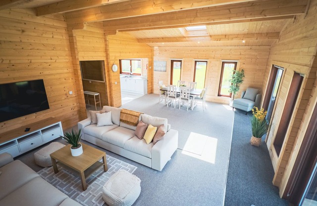 Sundance Lodge - Spacious Lodge - Hot Tub!