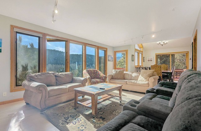 Sundance Sanctuary - 5 bed, 2 bath house with mountain valley views