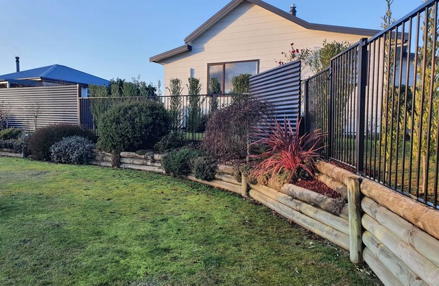 SUNDAZE RISE -Welcome to a kiwi slice of heaven-Warm sunny 2 bed home